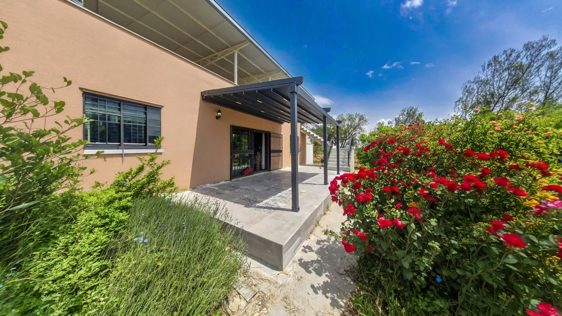 Bahçede pergola tente uygulaması, proje görünümü 18